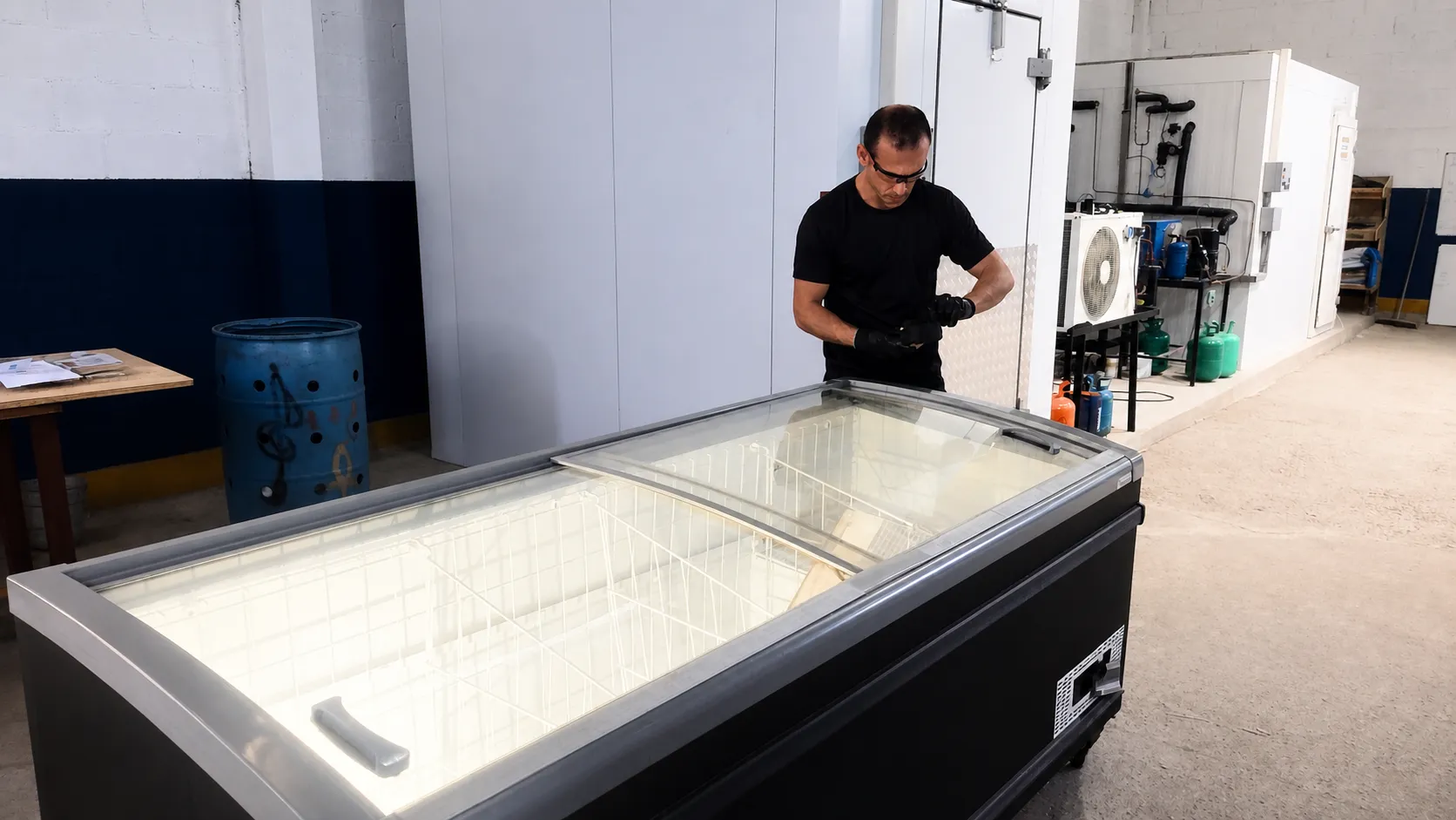 Técnico realizando reparo em ilha refrigerada comercial